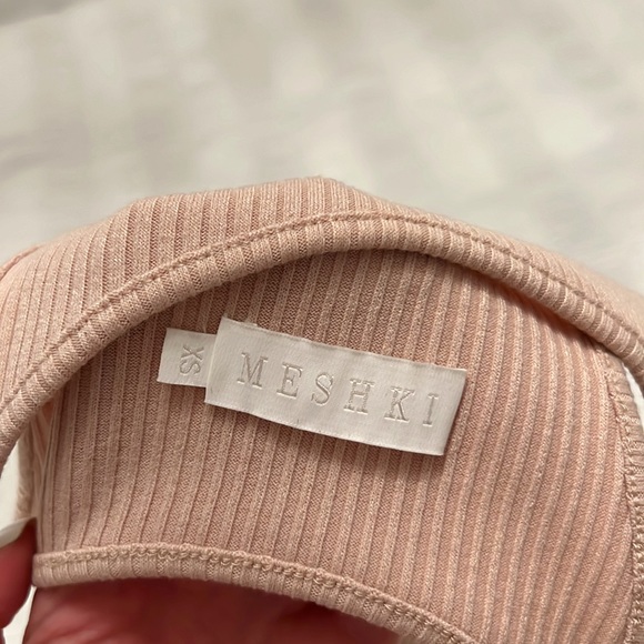 MESHKI Ribbed Crop Top - Picture 3 of 3